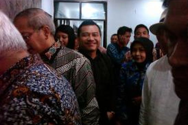 Artis Anang Hermansyah, sekaligus Calon Anggota Legislatif (Caleg) DPR RI dari Partai Amanah Nasional (PAN), saat mendampingin Menteri Koordinator Perekonomian Hatta Rajasa, di Jember, Jawa Timur, Sabtu (28/12/13)
