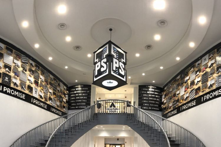 Jejeran sepatu LeBron James di sekolah I Promise School