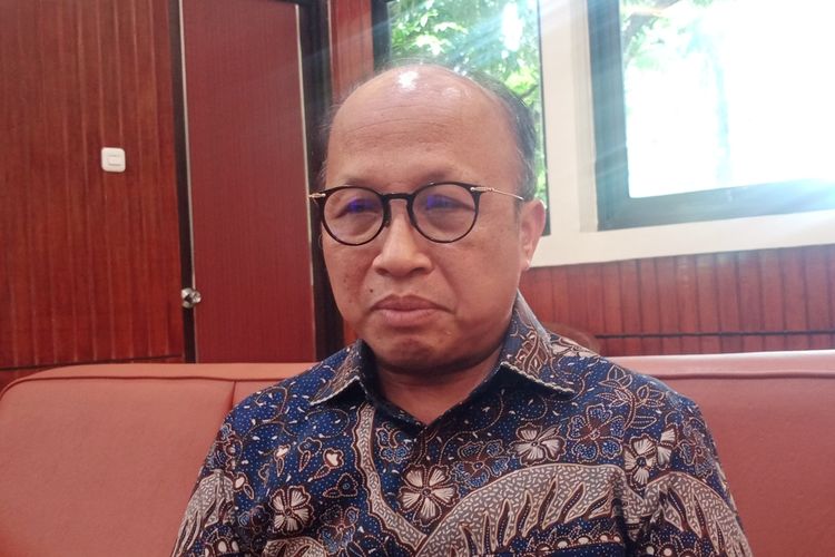 Sekjen Kemnaker RI, Anwar Sanusi usai memberi paparan kuliah umum di Gedung Widyaloka, Universitas Brawijaya pada Selasa (14/3/2023).