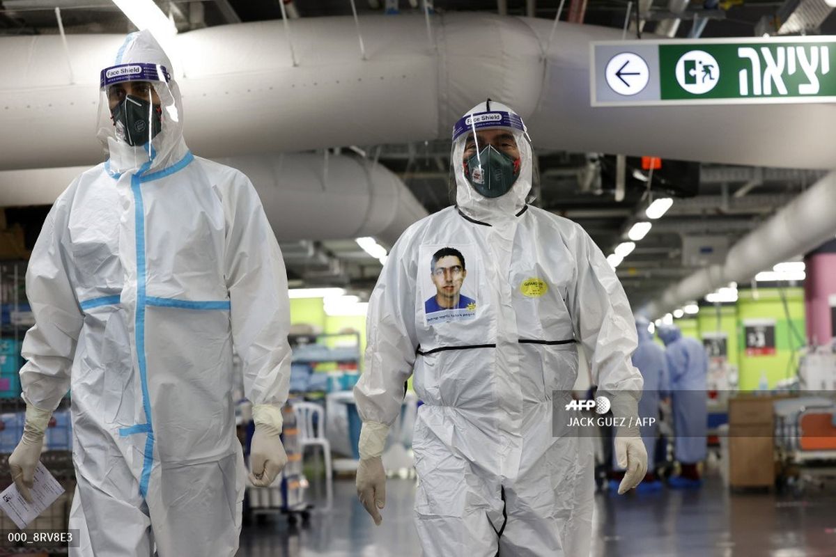 Tenaga medis mengenakan pakaian pelindung tengah merawat pasien di bangsal virus corona di Fasilitas Medis Rambam, yang awalnya dibangun sebagai fasilitas kesehatan bawah tanah sebelum diubah menjaid lahan parkir mobil di Haifa, Israel, pada 11 Oktober 2020.