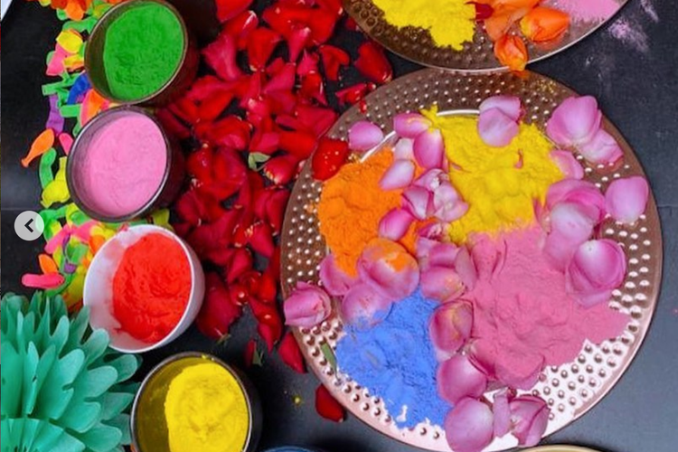 Bubuk holi dipakai dalam perayaan festival India ini sebagai perlambang doa 
