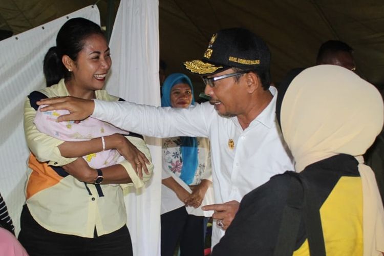Wakil Gubernur Maluku, Barnabas Orno menjenguk seorang bayi yang dilahirkan di lokasi pengungsian di Desa Tulehu, Kecmatan Salahutu, Kabupaten Maluku Tengah, Selasa (1/10/2019).