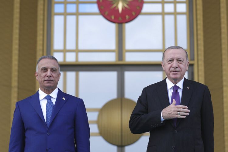 Presiden Turki Recep Tayyip Erdogan, (kanan) berfoto dengan Perdana Menteri Irak Mustafa al-Kadhimi (kiri), saat upacara penyambutan sebelum pertemuan mereka di Istana Kepresidenan di Ankara, Turki pada Kamis(17/12/2020). 