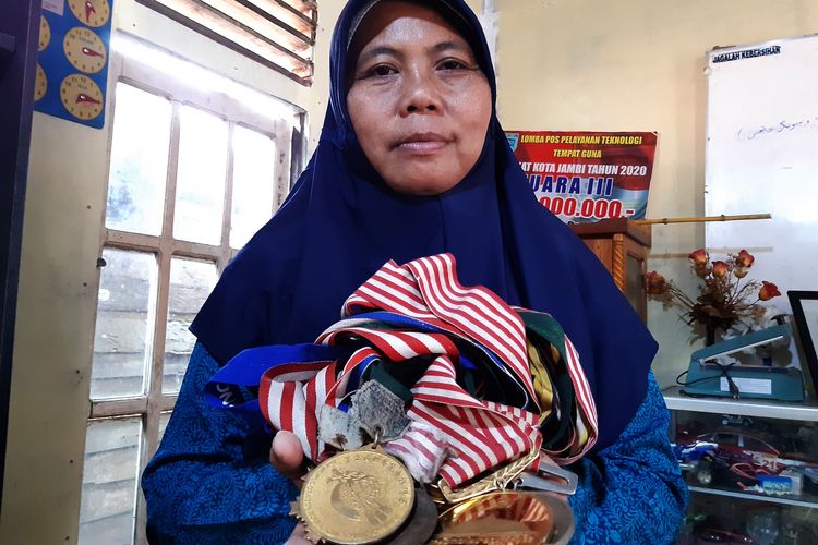 Leni Haini (44) selaku salah seorang atlet dayung Provinsi Jambi yang sudah menorehkan banyak prestasi internasional kembali viral di sosial media beberapa waktu lalu. Dia hampir menjual semua medalinya karena kondisi ekonomi keluarga dan anaknya yang sakit. Namun, manusia dapat mengubah arah hidupnya dalam kondisi tertentu.