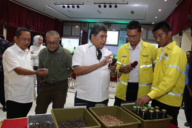 Inovasi dari SMKN 5 Surabaya. Proyek ini mengusung tema Pemanfaatan Limbah Daun Sebagai Bahan Baku Pembuatan Pupuk Granula dengan Menggunakan Energi Alternatif Biogas sebagai Bahan Bakar Sieving Machine. 