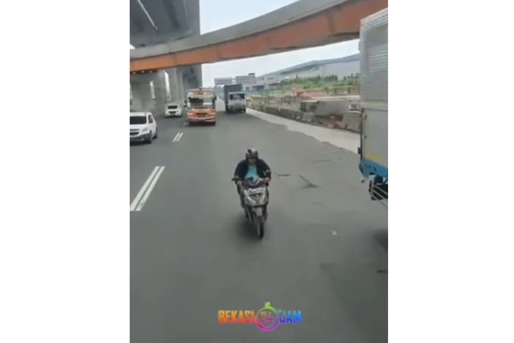 Tangkapan layar video viral pemotor yang masuk jalan Tol Jakarta-Cikampek.