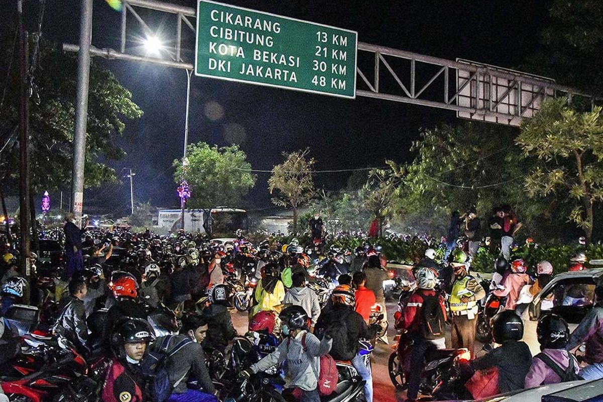 Sejumlah pemudik motor melawan arus menghindari posko penyekatan mudik di Kedungwaringin, Kabupaten Bekasi, Jawa Barat, Minggu (9/5/2021). Pada H-3 jelang Hari Raya Idul Fitri 1422 H petugas gabungan dari TNI,Polri, Dishub dan Satpol PP memperketat penjagaan pemudik di perbatasan Kabupaten Bekasi dan Karawang.