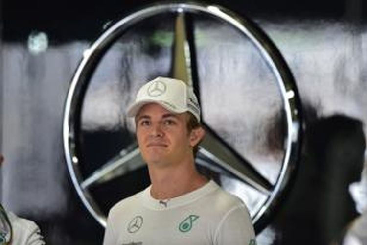 Pebalap Mercedes asal Jerman, Nico Rosberg, berdiri di pit pada sesi latihan kedua GP Brasil di Sirkuit Interlagos, Sao Paulo, Jumat (7/11/2014).