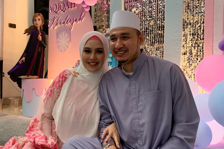 Artis Kartika Putri dan suaminya Usman bin Yahya saat ditemui dalam acara akikah anak kedua mereka Khadeejah Aaliyah Basira di Cinere, Jakarta Selatan, Selasa (18/10/2022). 