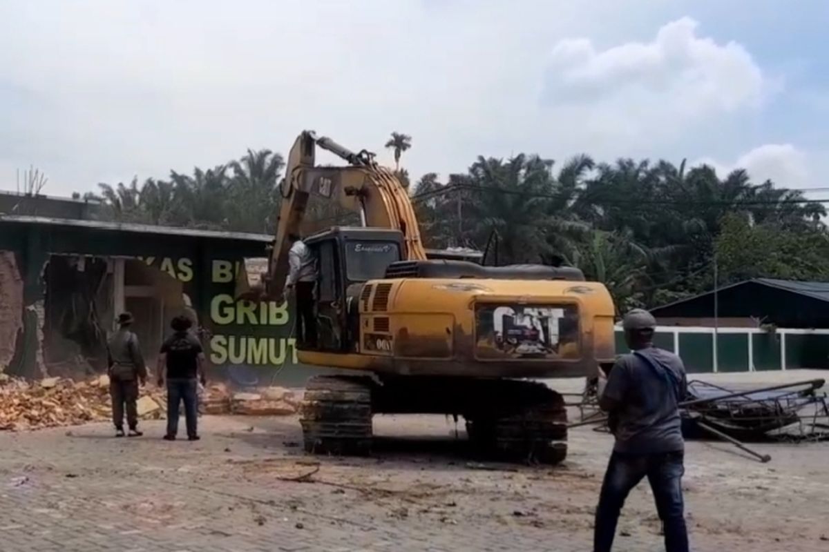 Tim Gabungan dari Forkopimda Sumut saat merobohkan kantor ormas Grib Sumut yang disinyalir menjadi kamuflase tempat hiburan malam Marcopolo, Kamis (14/8/2025)