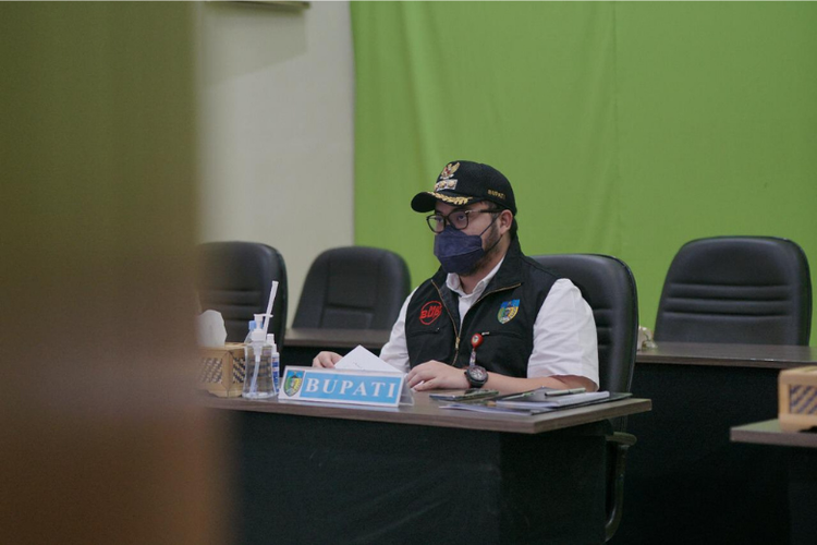 Bupati Kediri Hanindhito Himawan Pramana dalam rapat evaluasi bersama Satgas Covid-19 secara daring.