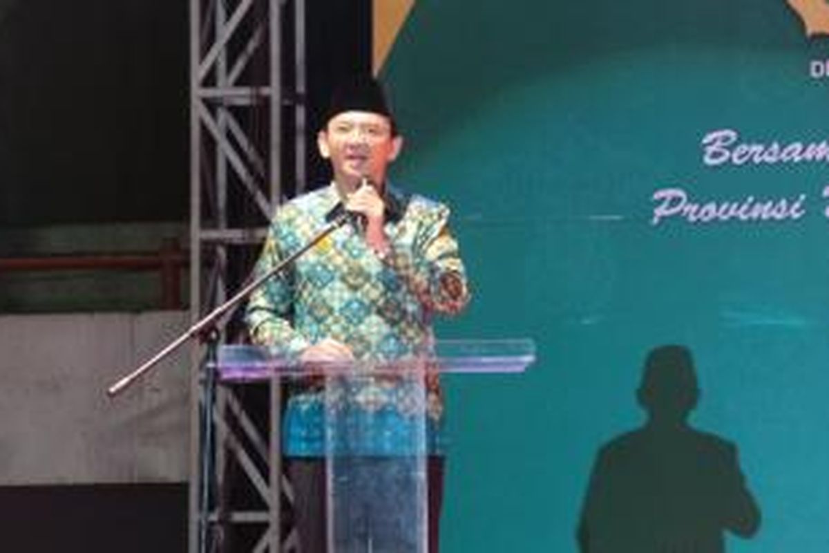 Gubernur DKI Jakarta Basuki Tjahaja Purnama, saat memberi sambutan dalam acara pelantikan pengurus Dewan Pimpinan Wilayah Persatuan Guru Madrasah Indonesia DKI periode 2015-2020 dan Gebyar Seni Madrasah 2015, di Tennis Indoor Senayan, Jakarta, Rabu (16/12/2015).