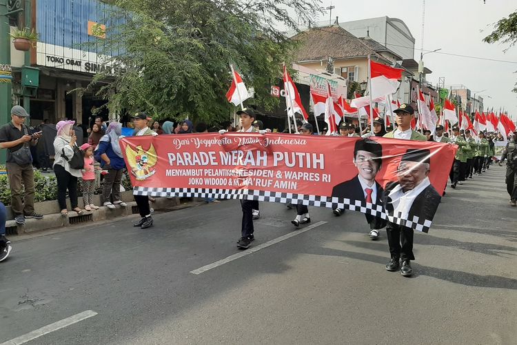 Peserta selebrasi budaya bertajuk Parade Merah Putih dari Yogya untuk Indonesia saat melintas di Malioboro.