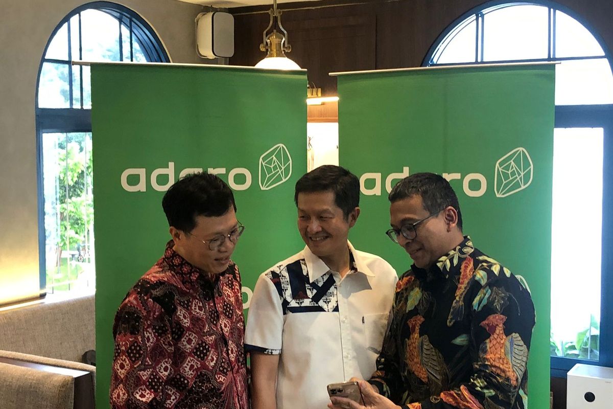 Presiden Direktur Adaro Power Dharma Djojonegoro, Direktur Adaro Energy Indonesia Hendri Tan, dan Direktur Adaro Minerals Indonesia Wito Krisnahadi
