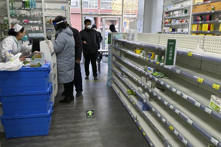 Rak-rak kosong terlihat di apotek ketika pelanggan mencoba mencari obat untuk menghadapi gelombang wabah COVID-19 di Beijing, Selasa, 13 Desember 2022.