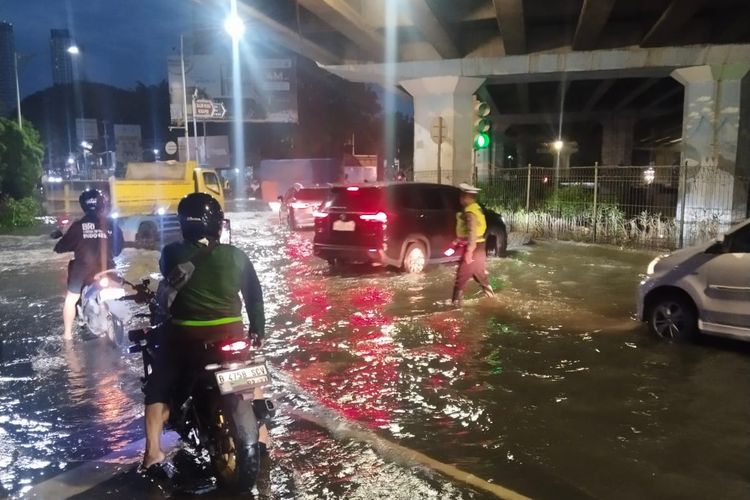 Banjir masih merendam sejumlah wilayah di Jakarta, Senin, (7/7/2025) pagi. Warga dapat melihat infomasi tinggi muka air di pintu air wilayah Jakarta lewat link pantaubanjir.jakarta.go.id.