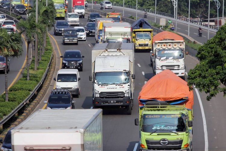 REALISASI EURO-4 PADA APRIL 2022: Sejumlah truk melintas di jalan Tol TB Simatupang, Jakarta, Selasa (8/3/2022). Setelah beberapa tahun terjadi pengunduran waktu pemberlakuan Euro-4 untuk semua kendaraan truk berbahan bakar diesel, maka diharapkan terhitung 7 April 2022 sesuai peraturan yang diterbitkan Menteri Lingkungan Hidup dan Kehutanan no S 786/MENLHK-PPKL/ SET/PKL.3/5/2020 tertanggal 20 Mei 2020 sudah ditaati oleh semua ATPM produsen Truk komersial. Selain pemerintah juga sangat serius merealisasikannya.