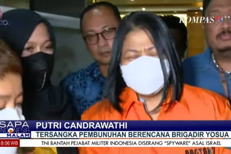 Putri Candrawathi saat memberikan keterangan kepada awak media di Gedung Bareskrim Polri.