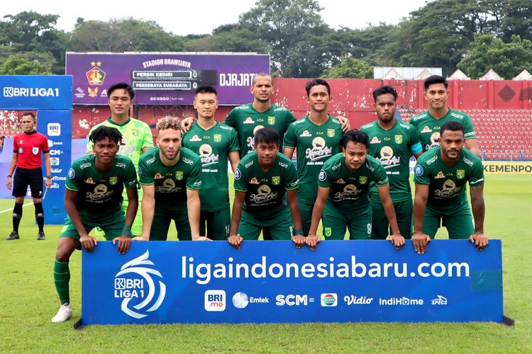 Pemain inti Persebaya Surabaya foto bersama sebelum pertandingan pekan ke-31 Liga 1 2022-2023 melawan Persik Kediri yang berakhir dengan skor 1-0 di Stadion Brawijaya Kediri, Sabtu (18/3/2023) sore.