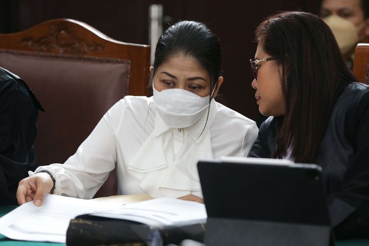 Terdakwa kasus pembunuhan berencana terhadap Nofriansyah Yosua Hutabarat atau Brigadir J, Putri Candrawathi menjalani sidang di Pengadilan Negeri Jakarta Selatan, Selasa (6/12/2022). Jaksa Penuntut Umum (JPU) menghadirkan 11 orang saksi.