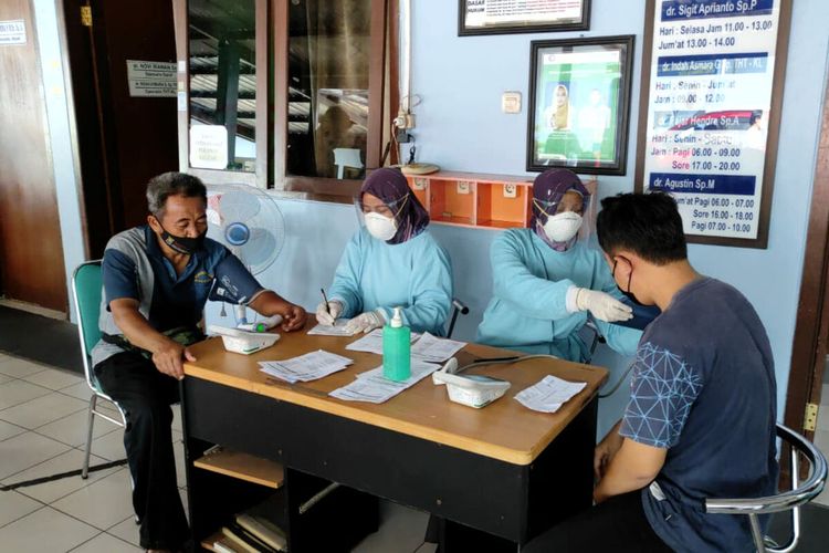 Ratusan pekerja sektor perhotelan dan restoran di Kota Blitar mengikuti vaksinasi dosis kedua di Rumah Sakit Aminah, Senin (23/8/2021)