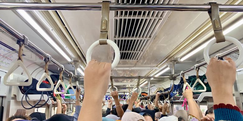 ilustrasi Suasana kepadatan KRL