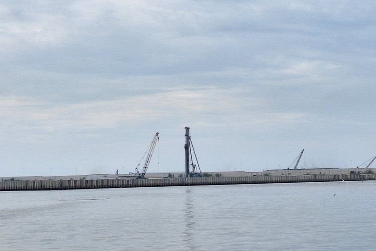 Pagar Beton di Pesisir Cilincing. 7 Fakta Pagar Beton di Pesisir Cilincing, Kantongi Izin KKP tapi Bikin Nelayan Merugi