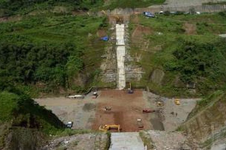 Proyek Waduk Jatibarang mulai masuk tahap penyelesaian yang hingga saat ini telah mencapai 64 persen pembangunannya di kecamatan Gunungpati, Kota Semarang, Jawa Tengah, Kamis (2/5/2013). Direncanakan waduk akan selesai dan diisi pada bulan Oktober nanti.

