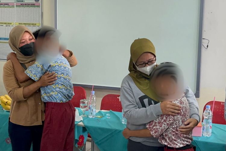 Siswa SD Depok yang Tawuran Minta Maaf, Menangis di Pelukan Ibu