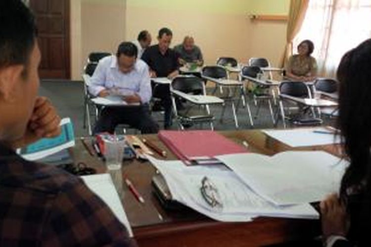 Sejumlah calon kepala daerah sedang melakukan test tertulis (psikotes) diawasi petugas di RSJ Daerah Sungai Bangkong, Pontianak, Kalbar (28/7/2015)