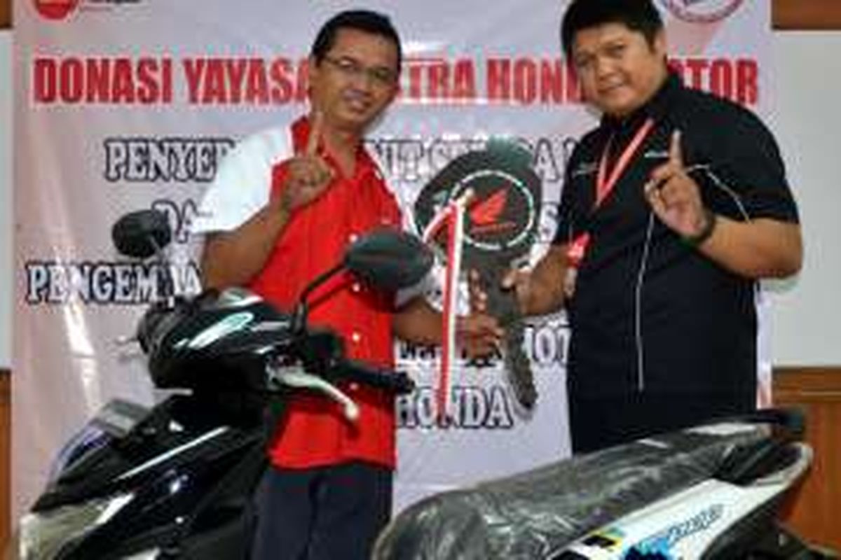 Penyerahan secara simbolis donasi sepeda motor Honda kepada 18 SMK TSM Astra Honda di Jawa Barat, Rabu (11/1).
