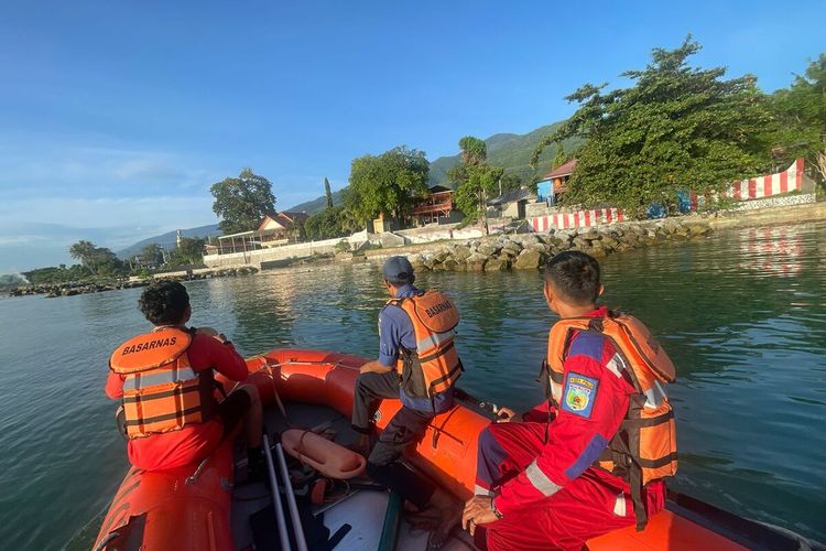 Tim Sar Palu gabungan tengah mencari korban tenggelam di Teluk Palu, Kamis (6/4/2023). 