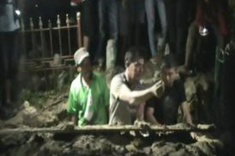 Ribuan warga di Kabupaten Wajo, Sulawesi Selatan menyaksikan proses penggalian kuburan yang menghebohkan warga lantaran dikira hidup kembali setelah sebulan meninggal. Selasa, (27/05/2014).