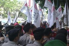 Dua Kelompok Demonstran Tuntut Penangkapan Boediono