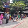 Warga Rela Antre 6 Jam di Kantor Walkot Jakpus Demi Bantuan Sembako