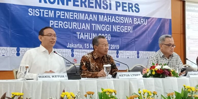 Peluncuran Sistem Penerimaan Mahasiswa Baru 2020 dilakukan oleh Direktur Jenderal Pembelajaran dan Kemahasiswaan (Dirjen Belmawa) Prof. lsmunandar yang mewakili Menteri Pendidikan dan Kebudayaan. lkut serta mendampingi Prof. Ravik Karsidi (Ketua LTMPT), Prof. Mohammad Nasih (Wakil Ketua I), Prof. Dr. Sutrisna Wibawa (Wakil Ketua 11), serta Prof. Syafsir Akhlus (Pengurus MRPTNl) di Gedung D Kemendikbud (15/11/2019).