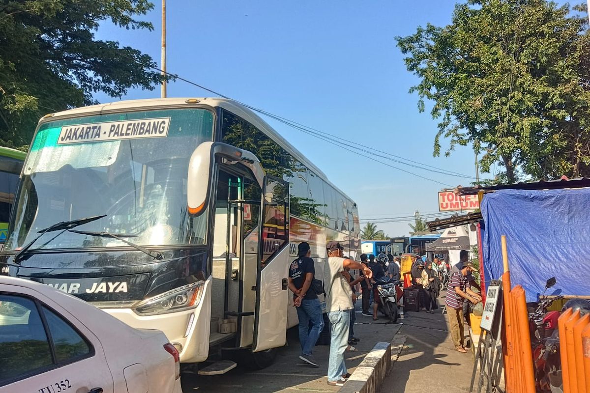 suasana keberangkatan penumpang mudik di Terminal kalideres, Jakarta Barat, Senin (17/4/2023).