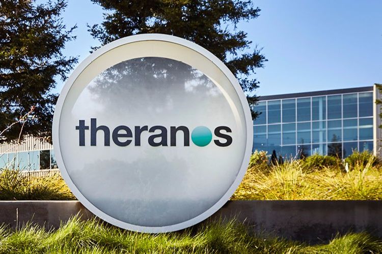 Logo Theranos di depan kantornya di Silicon Valley.