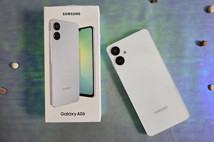 Samsung Galaxy A06 varian warna Light Blue serta kotak kemasan ritel Indonesia.