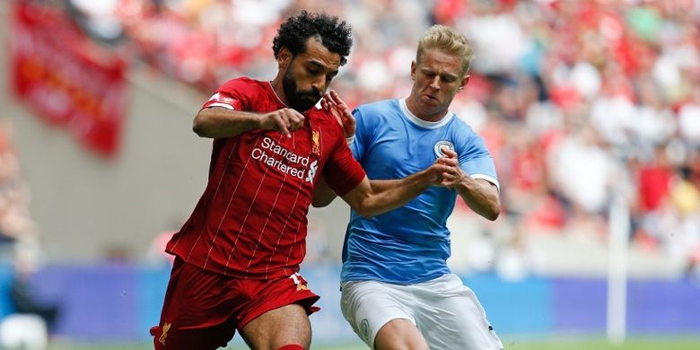Pemain sayap Liverpool, Mohamed Salah, ditempel bek Manchester City, Oleksandr Zinchenko, pada pertandingan Liverpool vs Man City dalam Community Shield 2019 di Stadion Wembley, 4 Agustus 2019. 