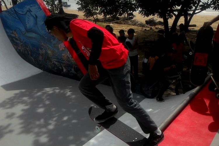 Pantai Manggar, kawasan wisata andalan Kota Balikpapan, Kaltim, kini dilengkapi fasilitas untuk komunitas hobbies freestyle, berupa lintasan BMX, skateboard, dan lapangan basket.  