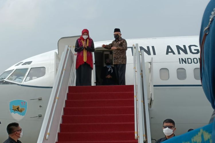 Wakil Presiden Ma'ruf Amin dan Ibu Wury Ma'ruf Amin memasuki pesawat Kepresidenan Boeing 737-400 TNI AU di Bandara Halim Perdanakusuma, Senin (29/8/2022), untuk melakukan kunjungan kerja ke Bali.