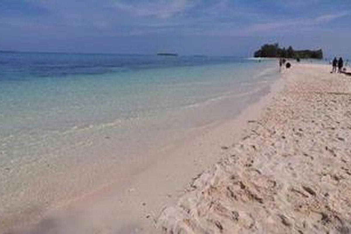 Wisatawan menikmati keindahan alam Pulau Dodola, Morotai, Maluku Utara, Jumat (14/9/2012). Pulau Dodola merupakan salah satu obyek wisata di Morotai yang sedang dikembangkan oleh pemerintah daerah. 