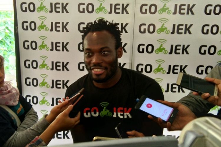 Marquee Player Persib Michael Essien saat hadir dalam acara meet and great yang digagas oleh Go-Jek di Kopi Armor, Dago Pakar, Kamis (31/8/2017).