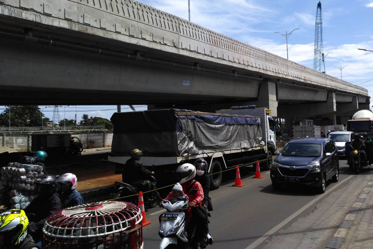 Contraflow akibat pembangunan Flyover Cipinang, Jakarta Timur, Kamis (4/1/2018)