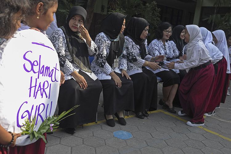 Siswa SD Negeri Joglo Solo mengikuti acara sungkem kepada guru untuk memperingati Hari Guru Nasional di halaman sekolah setempat, Solo, Jawa Tengah, Senin (25/11/2019). Aksi simpatik tersebut sebagai bentuk apresiasi peran guru dalam mendidik siswa di sekolah.