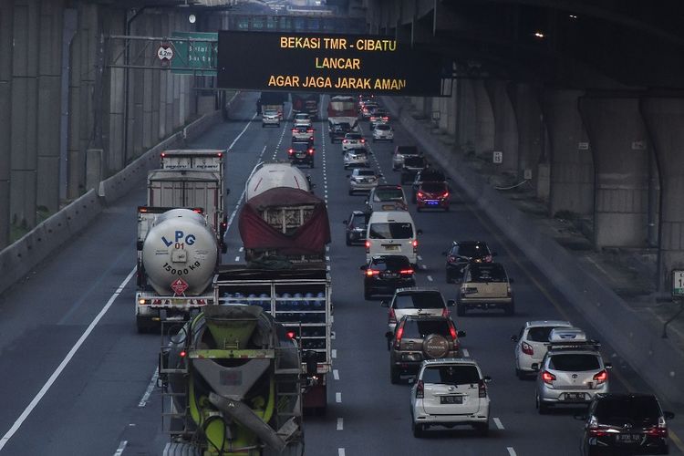 Sejumlah kendaraan melintasi tol Jakarta-Cikampek di Bekasi, Jawa Barat, Jumat (2/4/2021). ANTARA FOTO/ Fakhri Hermansyah/hp.