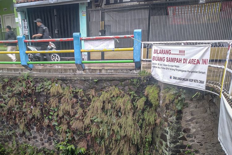 Spanduk peringatan Pemkot Cimahi untuk oknum warga yang buang sampah sembarangan di Sungai Citopeng.