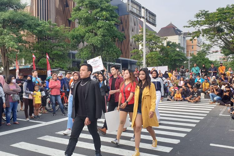 Sejumlah peserta Semarang Fashion Week berjalan melintasi zebra cross di Kawasan Simpang Lima Semarang, Minggu (31/7/2022).