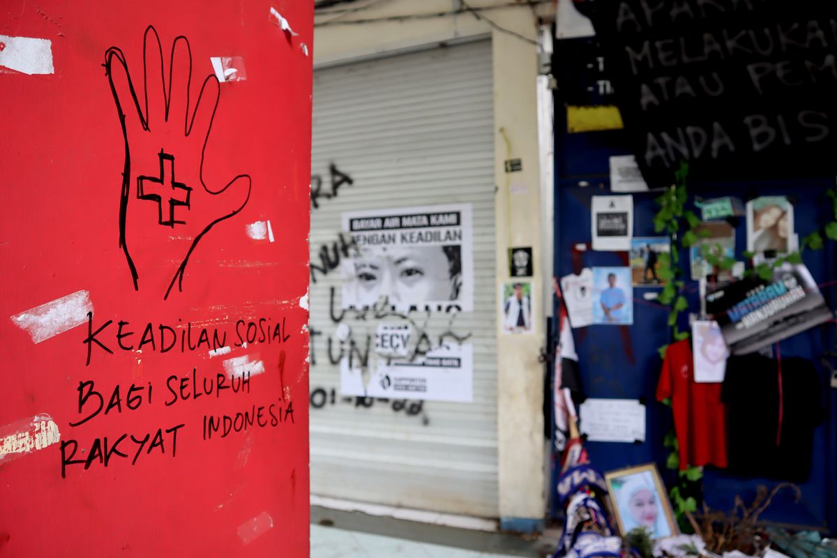 Salah satu bentuk tulisan prihatin pasca 4 bulan terjadinya Tragedi Kanjuruhan di depån gate 12 Stadion Kanjuruhan Kepanjen, Kabupaten Malang, Rabu (1/2/2023) siang. 